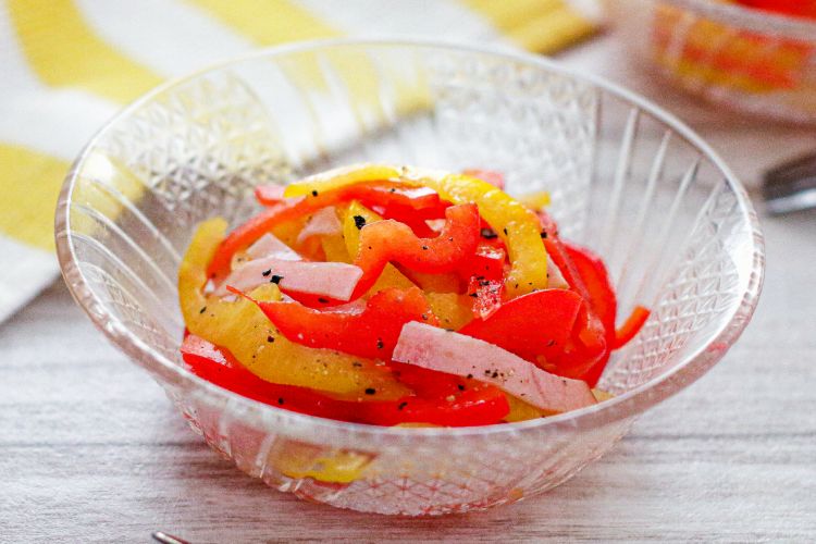 「パプリカとハムのサラダ」幼稚園・保育園の人気の給食レシピ（富喜屋オリジナル食育レシピ）