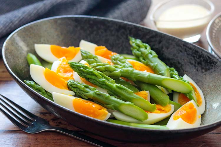 「アスパラガスと卵のアイオリソースがけ」幼稚園・保育園の人気の給食レシピ（富喜屋オリジナル食育レシピ）