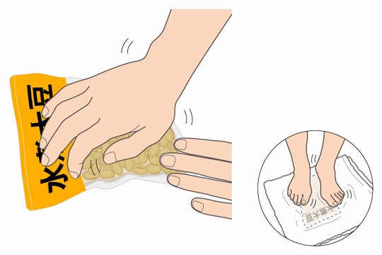 “大豆の水煮” 2袋をつぶす