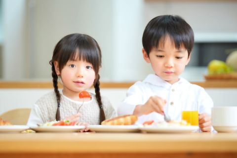こどもだけでの食事｜こどもだけで食事をする “孤食” が増えています。「7つのこ食（こしょく）」について一緒に考えましょう【お家で食育コラム vol.7】