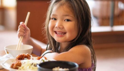 お箸でご飯を食べる子ども｜こどもに教えてあげたい “使いやすい・キレイに見える”「お箸の持ち方・使い方」【お家でできる食育コラム vol.2】