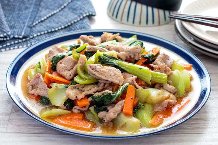 「チンゲン菜と豚肉のドレッシング炒め」幼稚園・保育園の人気の給食レシピ(富喜屋オリジナル食育レシピ)