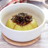 「新玉ねぎの塩昆布蒸し」幼稚園・保育園の人気の給食レシピ（富喜屋オリジナル食育レシピ）