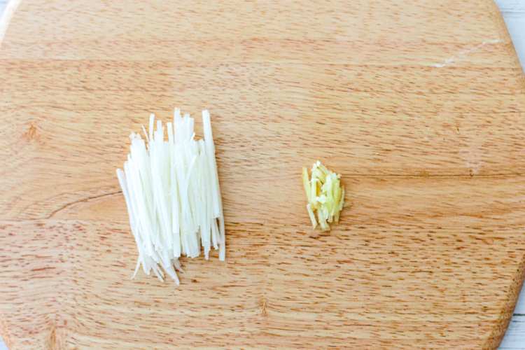 白ねぎは縦に切り込みを入れて細切りに、生姜は細切りにする