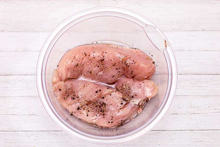 鶏肉に塩・黒こしょうをふり、耐熱ボウルに入れて酒を加える