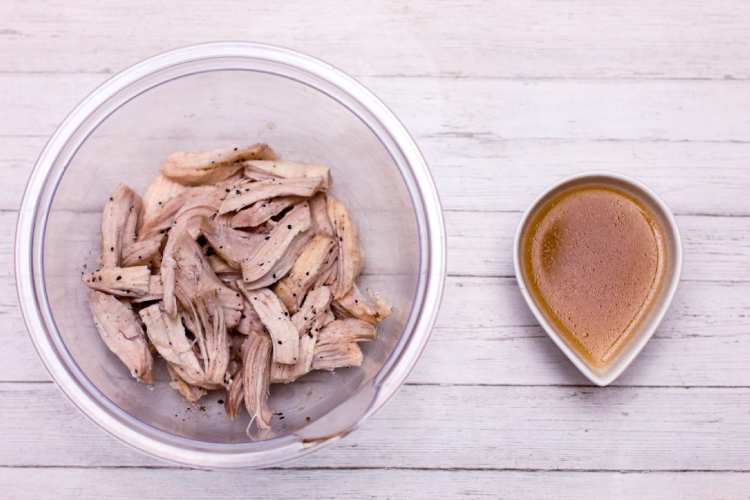 粗熱を取り、鶏肉を食べやすい大きさに割く