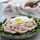 「蒸し鶏の胡麻ダレ」幼稚園・保育園の人気の給食レシピ（富喜屋オリジナル食育レシピ）