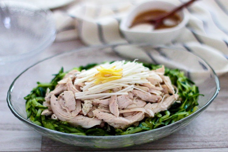 「蒸し鶏の胡麻ダレ」幼稚園・保育園の人気の給食レシピ(富喜屋オリジナル食育レシピ)