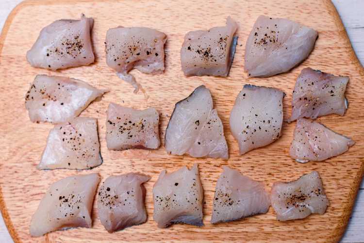 タラは両面に塩、黒こしょうをふり一口大に切る