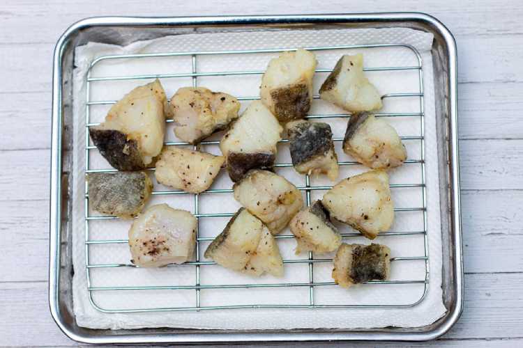 油を180℃に熱し、小麦粉をまぶしたタラを入れる