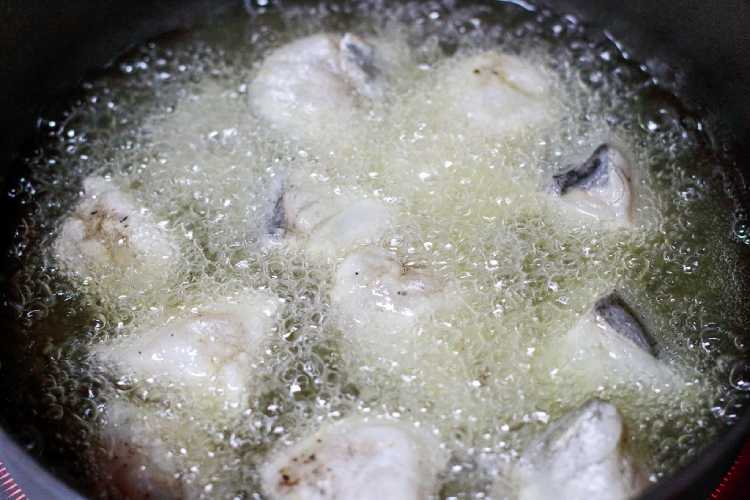 1分ほど揚げ、取り出して油を切り、さらに1~2分揚げてカリッと仕上げる