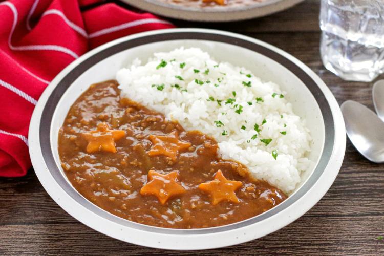 「鶏ひき肉のカレーライス」幼稚園・保育園の人気の給食レシピ(富喜屋オリジナル食育レシピ)