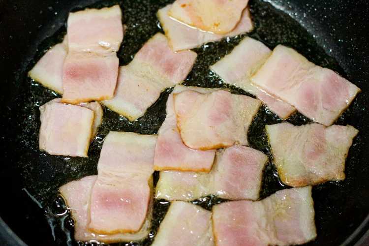 オリーブオイルを中火で熱し、ベーコンの両面に軽く火を通す