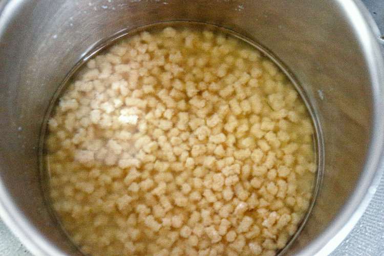 大豆ミート4分茹でて、しっかり水気を切る