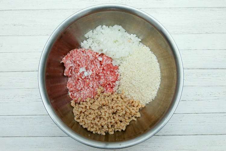大豆ミート、合いびき肉、玉ねぎ、(A) を入れる