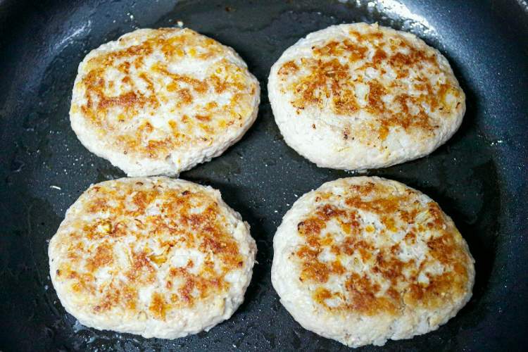 焼き色がついたら裏返し、ふたをして弱火で5分焼く