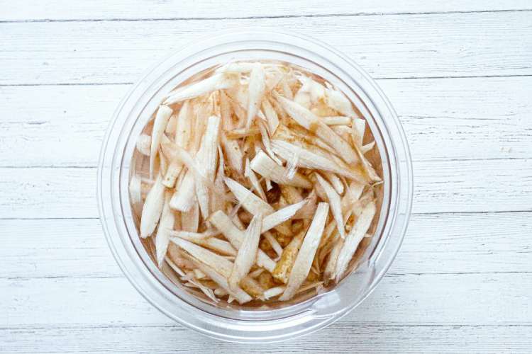 ささがきにして水に5分｜「きんぴらごぼう」幼稚園・保育園の人気の給食レシピ（富喜屋オリジナル食育レシピ）