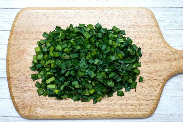 ニラは洗って細かく刻んでおく