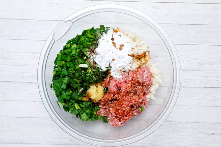 合挽ミンチ、刻んだニラ、(A)を入れる