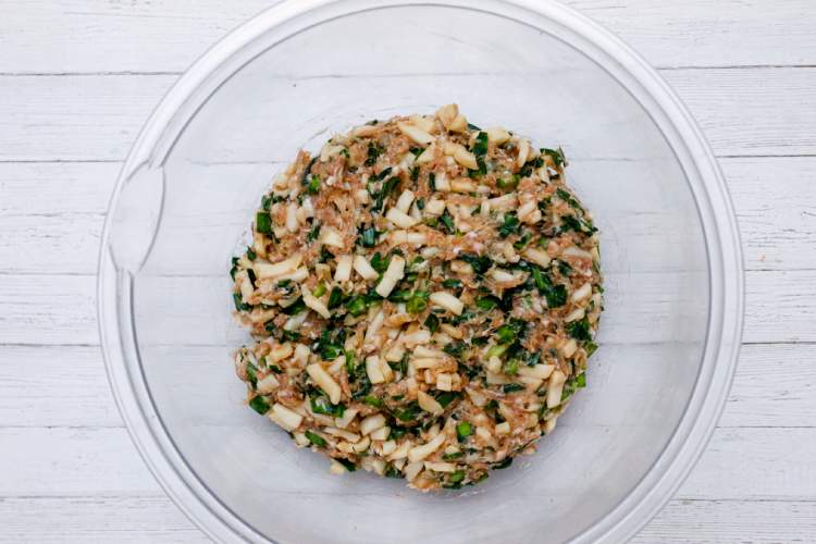 ほぐしたうどんを加えて手でよく混ぜ