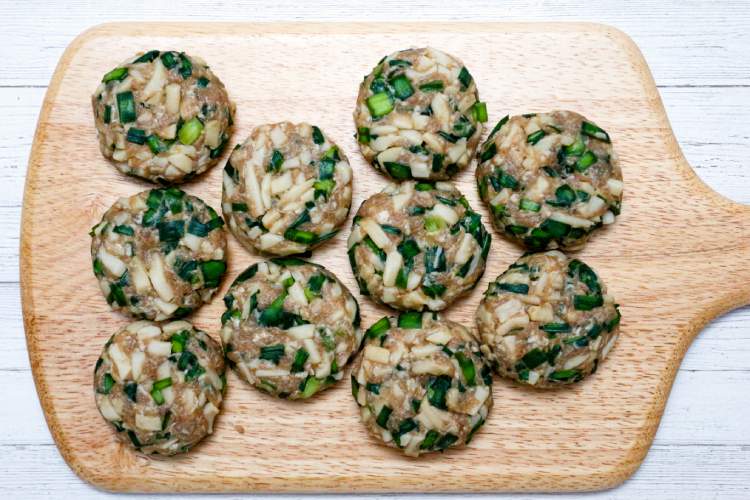 餡を20等分にして丸め小判型に整える