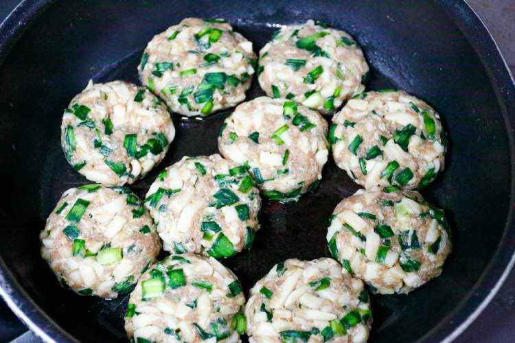 フライパンに油を熱し餡を並べて中火で焼く