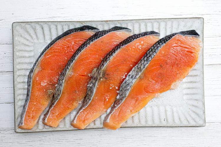 鮭に軽く塩、こしょうをふる|「鮭のマーマレード焼き」幼稚園・保育園の人気の給食レシピ(富喜屋オリジナル食育レシピ)