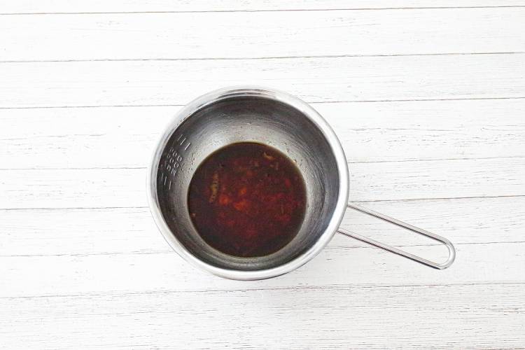 ボウルに(A)を入れてソースを作る|「鮭のマーマレード焼き」幼稚園・保育園の人気の給食レシピ(富喜屋オリジナル食育レシピ)