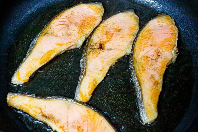 オリーブオイルを熱し鮭を焼く