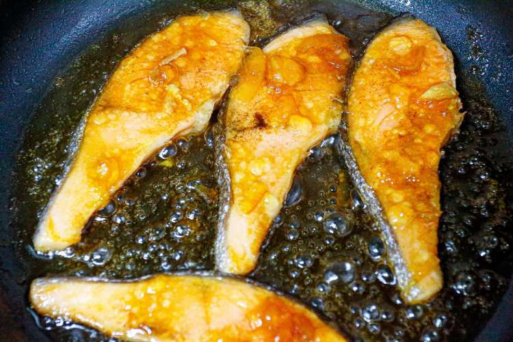 時々ソースをかけながら、とろみがつくまで焼く