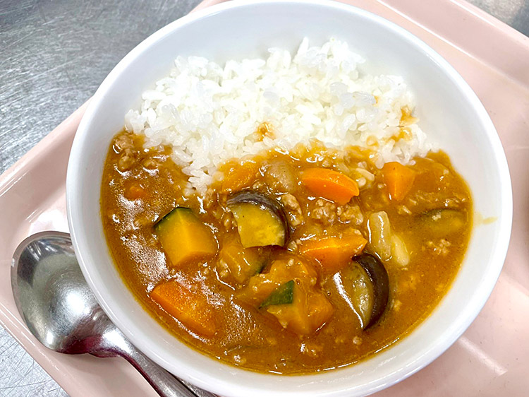 今日は「夏野菜カレー」給食（神奈川県 保育園）委託給食・自園給食