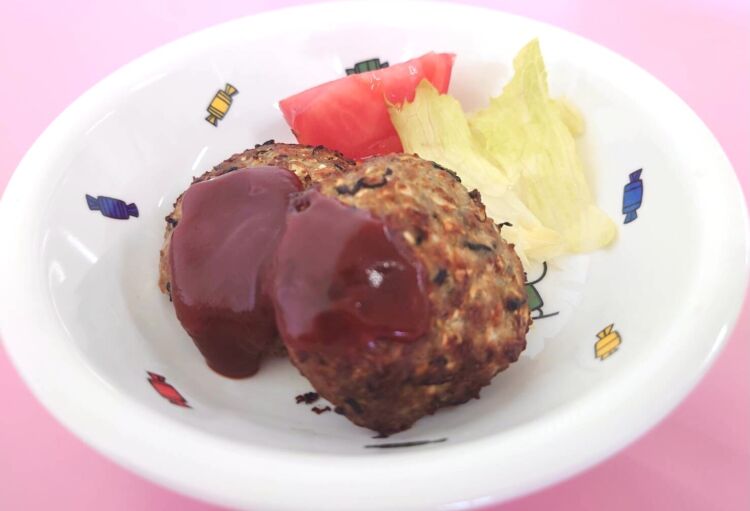 鉄分たっぷりの「バンバーグ給食」（大阪府 こども園様）委託給食・自園給食
