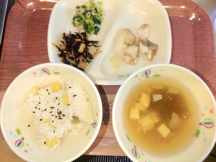 （２歳児さん）さつまいもご飯とタラの照り焼き（東京都 保育園）委託給食・自園給食