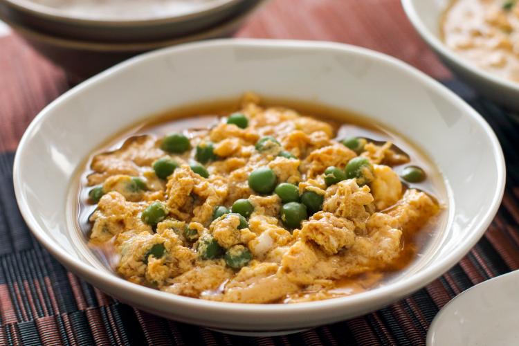 「グリンピースの卵とじ」幼稚園・保育園の人気の給食レシピ（富喜屋オリジナル食育レシピ）