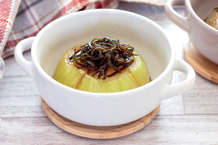 「新玉ねぎの塩昆布蒸し」幼稚園・保育園の人気の給食レシピ（富喜屋オリジナル食育レシピ）