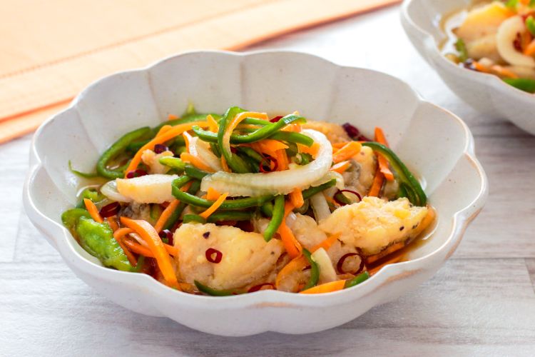 「タラの南蛮漬け」幼稚園・保育園の人気の給食レシピ（富喜屋オリジナル食育レシピ）