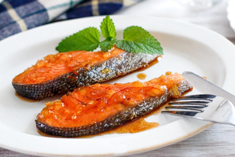 「鮭のマーマレード焼き」幼稚園・保育園の人気の給食レシピ（富喜屋オリジナル食育レシピ）