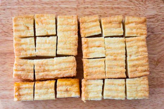 厚揚げを一口大に切り、油抜きをする