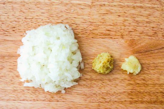 玉ねぎはみじん切り、にんにく・生姜はすりおろす