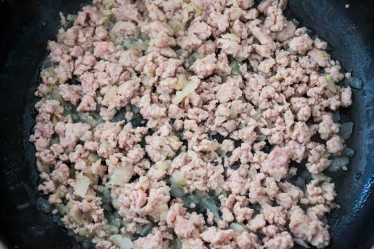 玉ねぎ、鶏ひき肉を炒める