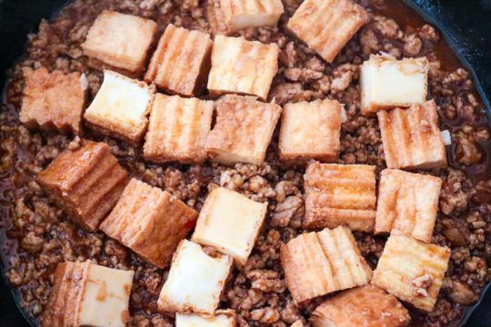 (B) と厚揚げを加え、2〜3分煮る