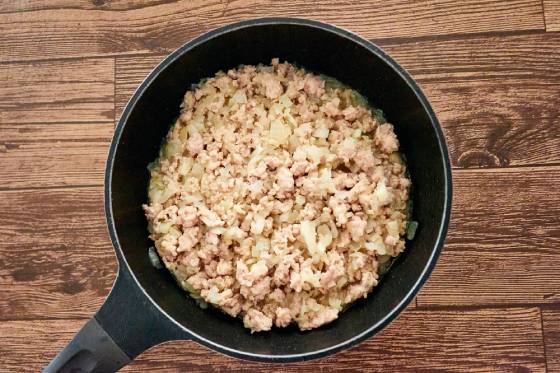 鶏ひき肉と玉ねぎを炒める