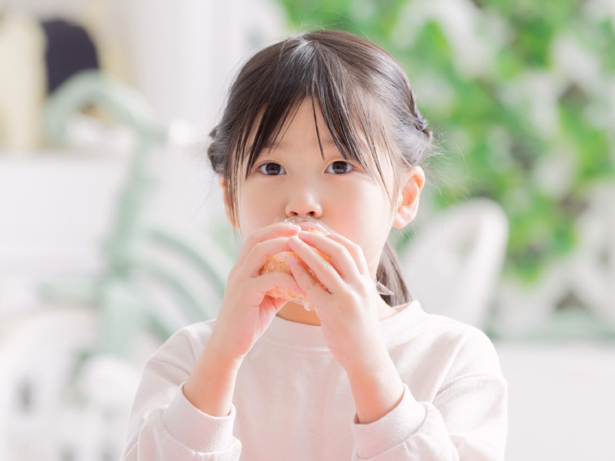 「こどもが噛まない」とお悩みの方へ － 主食は「ごはん」、おやつは「グミ」で始める“噛む力”の話②（実践編）【お家で食育コラム】