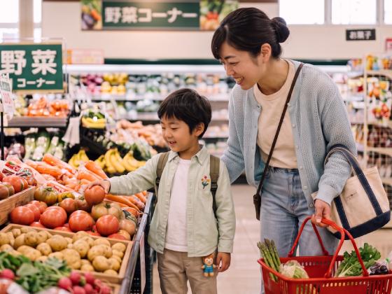 トマトを選んで｜「お買い物で食育」は忙しい方にピッタリの方法 － 「食材を選ぶの手伝って」と役割を与えることで、スーパーで退屈させない方法【お家で食育コラム vol.17】