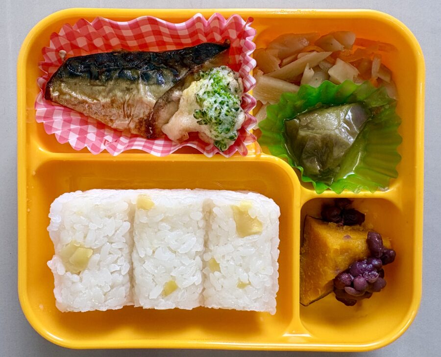 重陽の節句の献立・栗ごはん（お弁当給食）
