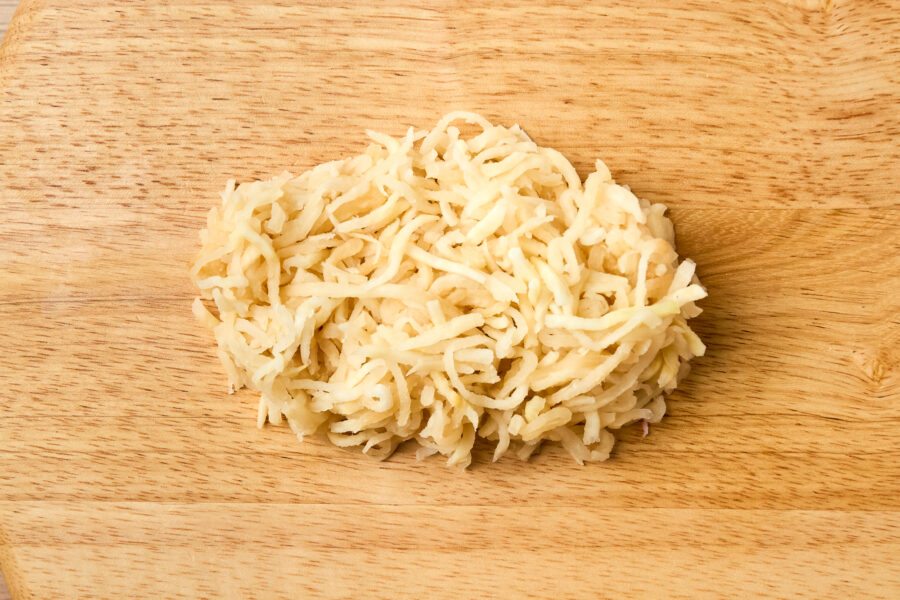 水気を絞り、食べやすい長さに切る